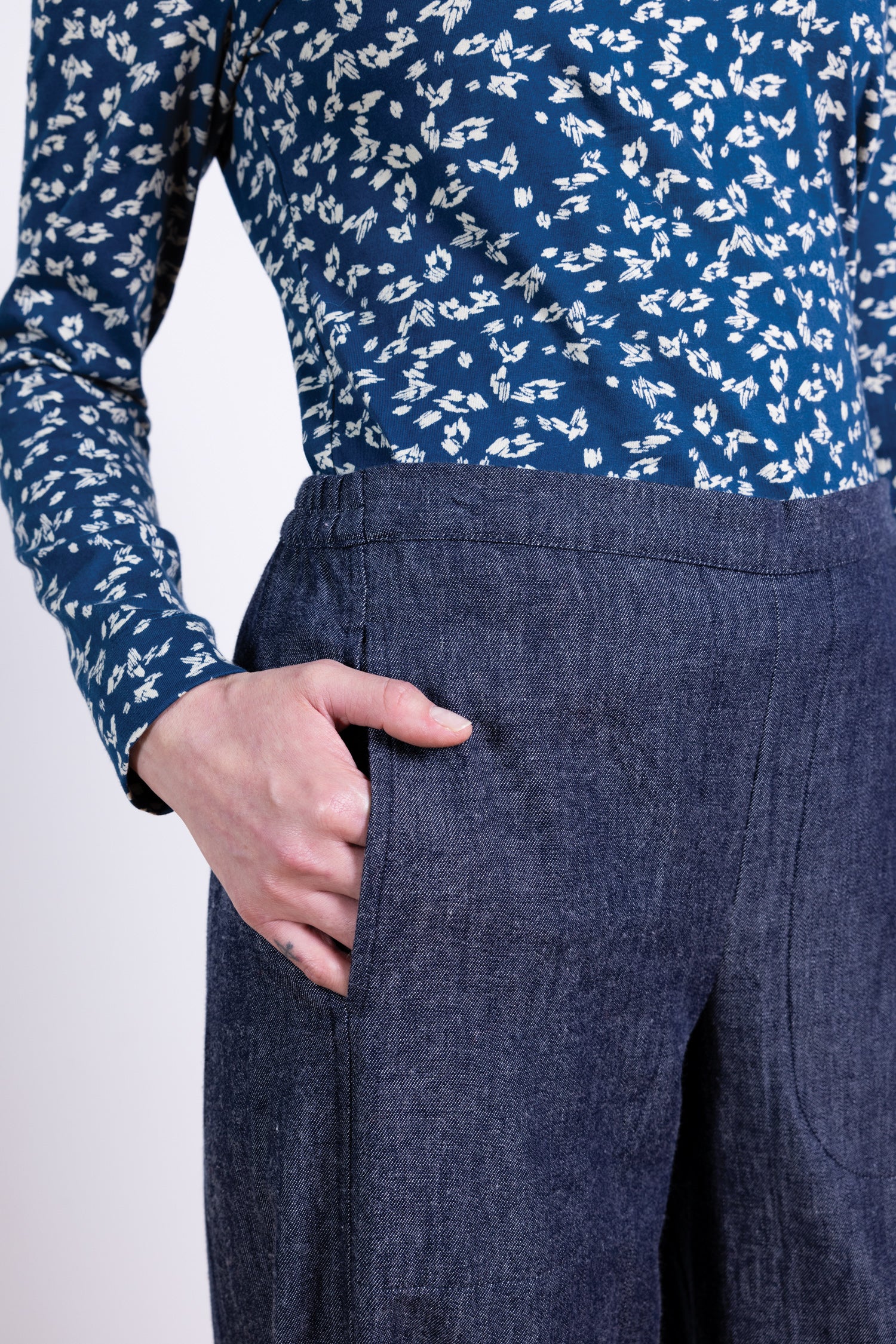 AW25 Elastic Hem Trouser - Chambray - Image 2