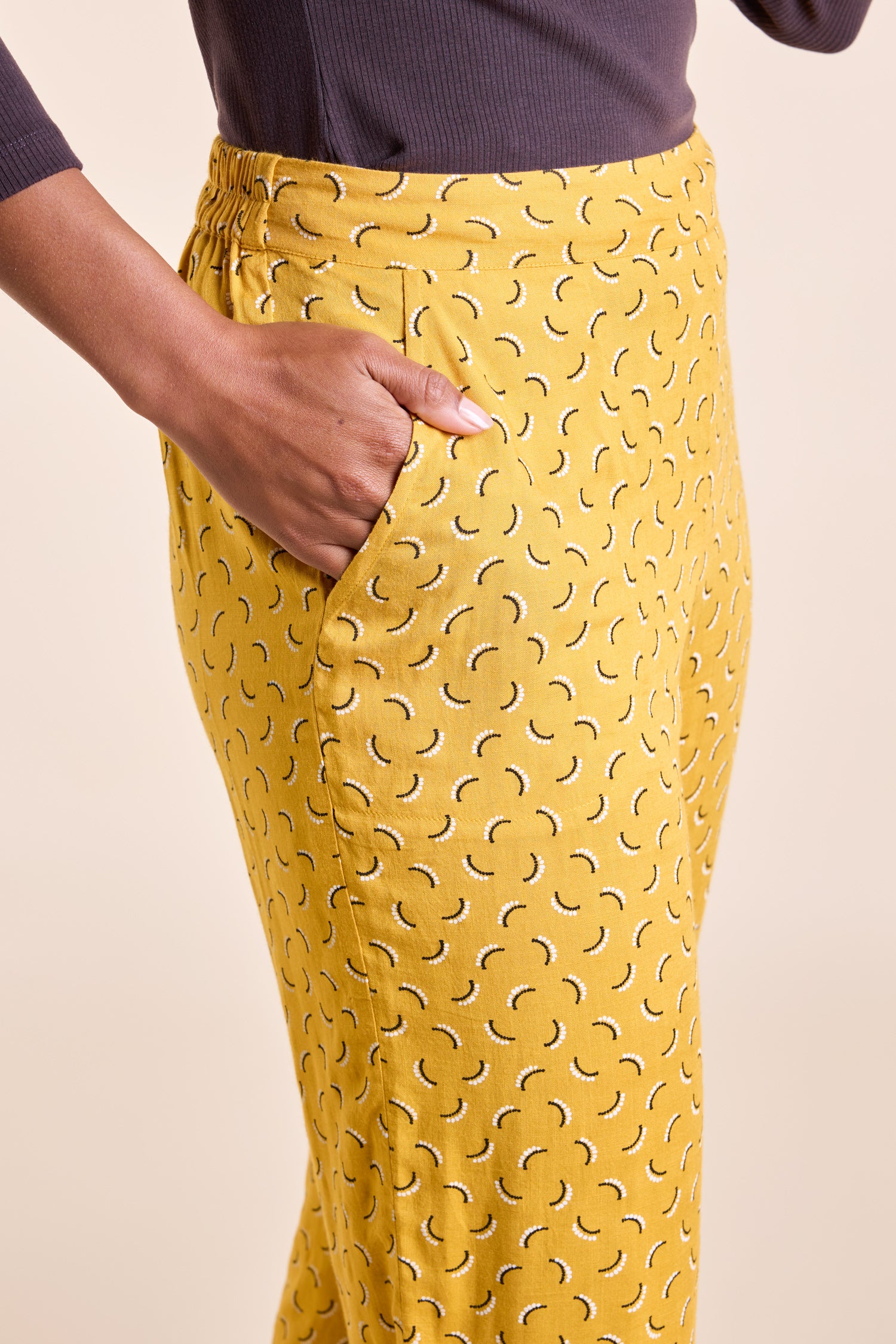 SS25 Printed Cropped Trousers - Granola - Image 2
