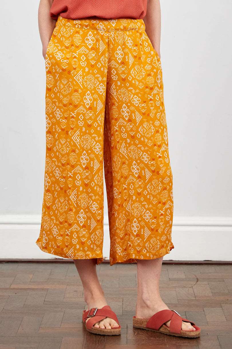 KA1032 Cropped Wide Leg Crinkle Trousers - Image 2