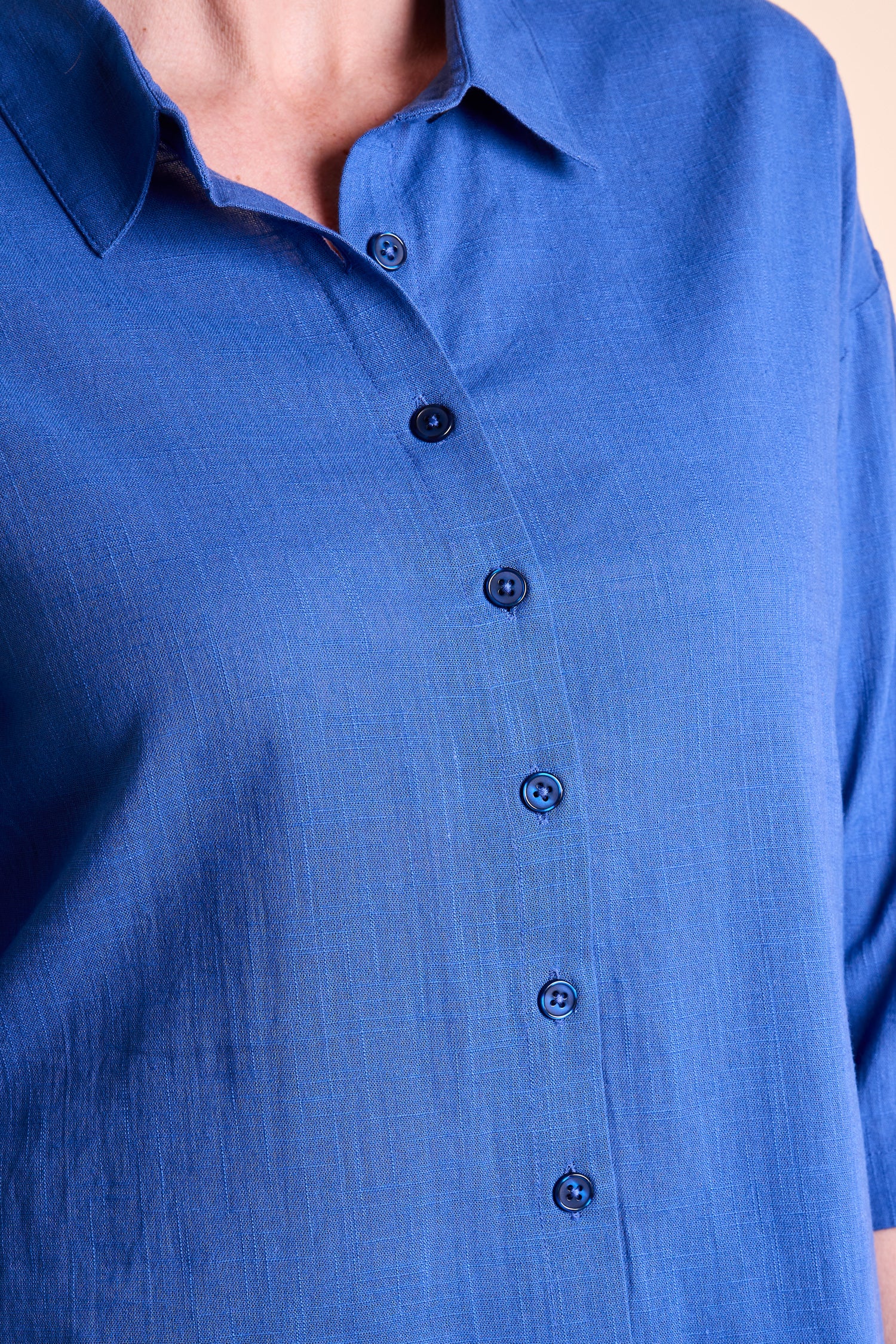 SS25 Long Scoop Hem Shirt - China - Image 2